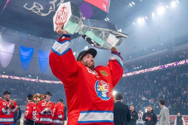 Český brankář Šimon Hrubec po vítězství v Lize mistrů v hokeji (Champions Hockey League) s ZSC Lions
