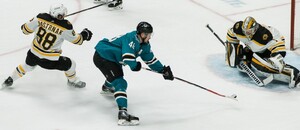 Tomáš Hertl v úniku, stíhá ho David Pastrňák