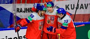 Čeští hokejisté David Pastrňák, Martin Nečas a Lukáš Sedlák se radují po vstřelení branky