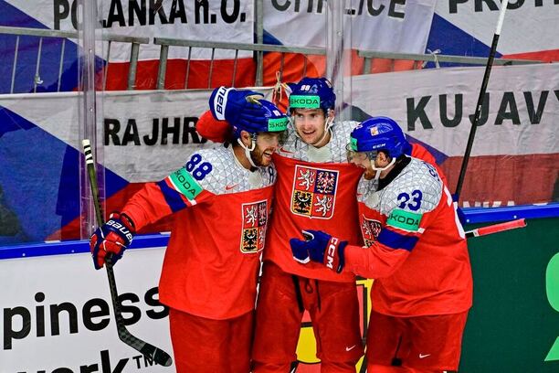 Čeští hokejisté David Pastrňák, Martin Nečas a&nbsp;Lukáš Sedlák se radují po vstřelení branky
