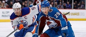 Connor McDavid v souboji s Nathanem MacKinnonem