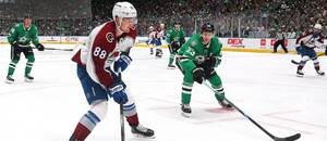 Český hokejista Martin Nečas (Colorado Avalanche) v zápase NHL proti Dallasu Stars