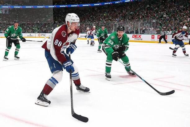 Český hokejista Martin Nečas (Colorado Avalanche) v&nbsp;zápase NHL proti Dallasu Stars