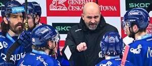 Trenér Miloš Holaň a opory Vítkovic Peter Muller, Peter Krieger, Roberts Bukarts a Juraj Mikuš Trenér Miloš Holaň a opory Vítkovic Peter Muller, Peter Krieger, Roberts Bukarts a Juraj Mikuš