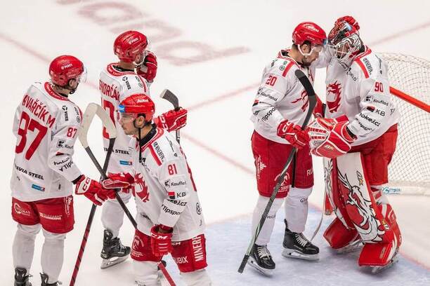 Hokejisté Třince se sjíždějí k brankáři po dohraném extraligovém utkání