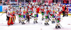 Hokejisté HC Dynamo Pardubice a jejich fanoušci po vyhraném utkání - Hokej Pardubice info, program, historie, stadion, živé přenosy