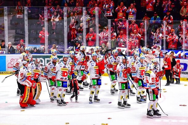 Hokejisté HC Dynamo Pardubice a jejich fanoušci po vyhraném utkání - Hokej Pardubice info, program, historie, stadion, živé přenosy