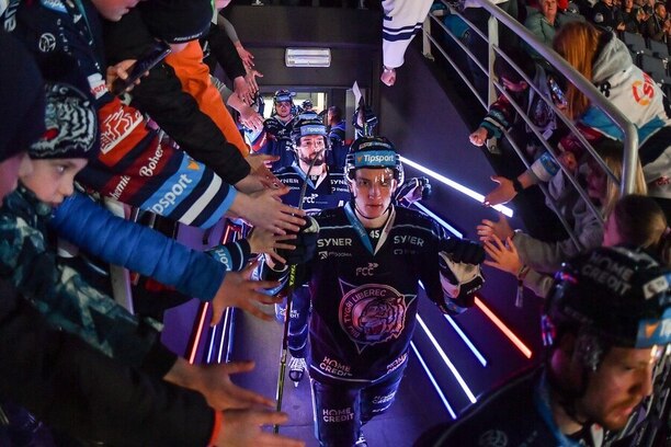Hokej, Bílí Tygři Liberec při nástupu na led k zápasu Tipsport extraligy ledního hokeje TELH