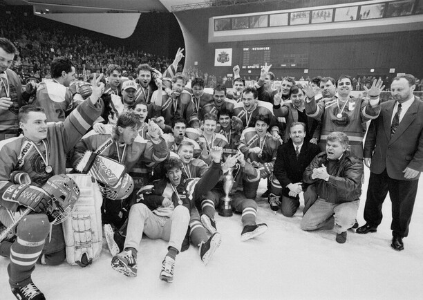 Hokejisté Sparty Praha a jejich týmové foto po zisku extraligového titulu v sezóně 1992/93.