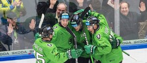 Hokejisté BK Mladá Boleslav se radují z gólu před svými fanoušky ve ŠKO-ENERGO Areně