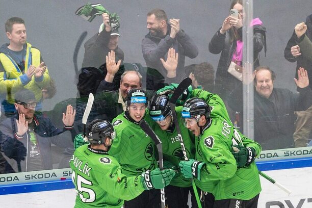 Hokejisté BK Mladá Boleslav se radují z&nbsp;gólu před svými fanoušky ve ŠKO-ENERGO Areně