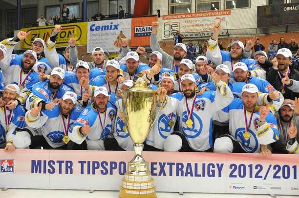 Hokejisté Plzně oslavují zisk titulu pro mistra Tipsport extraligy v sezóně 2012/13.