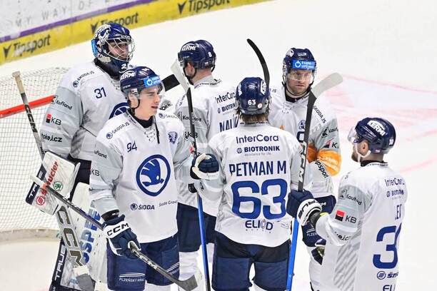 Hokejisté Škody Plzeň se radují z&nbsp;vítězného zápasu. Sledujte utkání Západočechů živě na TV Tipsport