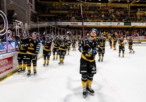 Hokejisté HC Verva Litvínov děkují fanouškům na Zimním stadionu Ivana Hlinky po vyhraném zápasu české extraligy