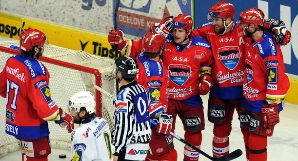 Hokejisté Českých Budějovic oslavují gól v 5. semifinále play off 2007-08 proti Karlovým Varům, sérii přesto prohráli v sedmi zápasech