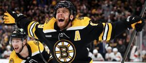 Hokejista David Pastrňák oslavuje gól v NHL v dresu Bostonu - podívejte se na kanadské bodování, tabulku střelců a statistiky NHL