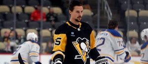 Hokejista Erik Karlsson v přípravném utkání po přestupu do Pittsburgh Penguins před startem NHL 2023-2024