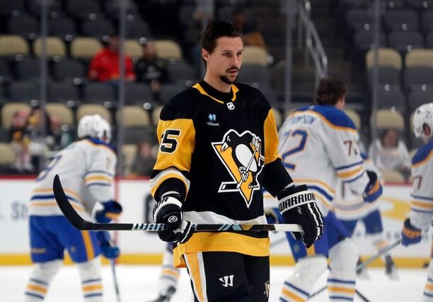 Hokejista Erik Karlsson v přípravném utkání po přestupu do Pittsburgh Penguins před startem NHL 2023-2024