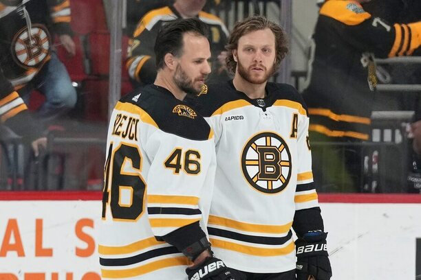 David Krejčí a David Pastrňák se dočkali velké pocty, když byli nominováni do Týmu století Bostonu Bruins.