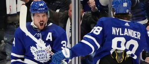 Auston Matthews slaví jeden ze svých mnoha gólů v 1. týdnu nové sezóny NHL.