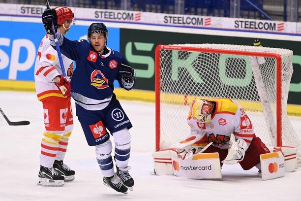 Hokejista Peter Krieger slaví jeden z gólů Vítkovic v Lize mistrů v hokeji 2023-24 - jakou mají české týmy šanci na postup do play off CHL