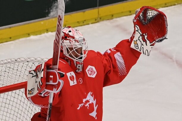 Brankář Třince Ondřej Kacetl se raduje z vítězství nad Aalborgem, Oceláři postoupili do play off Ligy mistrů v hokeji 2023-24