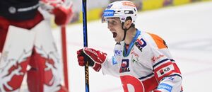 Hokejista Pardubic Lukáš Radil je hráčem týdnem ELH podle HokejZpravy.cz, zde se raduje z gólu do sítě Třince ve 12. kole extraligy 2023-24