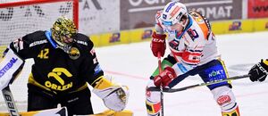 Hokejisté Matej Tomek z Litvínova a Lukáš Sedlák z Pardubic, nejužitečnější hráč ELH za sezonu 2022/23, v utkání Tipsport extraligy ledního hokeje