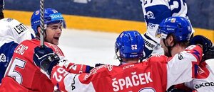 Čeští hokejisté se radují z gólu proti finské reprezentaci