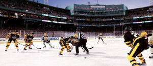 Hokej, NHL, utkání Winter Classic mezi Boston Bruins a Pittsburgh Penguins pod otevřeným nebem na baseballovém stadionu