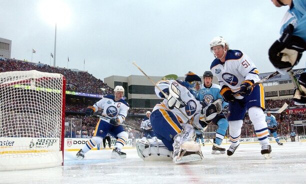 Hokej, NHL, Jaroslav Špaček s kapitánským C na hrudi ve venkovním zápase Buffalo vs Pittsburgh (2008), prvním Winter Classic v historii NHL