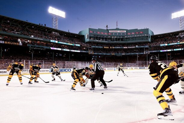 Hokej, NHL, utkání Winter Classic mezi Boston Bruins a Pittsburgh Penguins pod otevřeným nebem na baseballovém stadionu