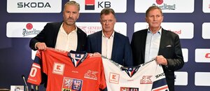 Petr Nedvěd, Radim Rulík a Alois Hadamczik představují nový dres české hokejové reprezentace, kterou sponzoruje Betano
