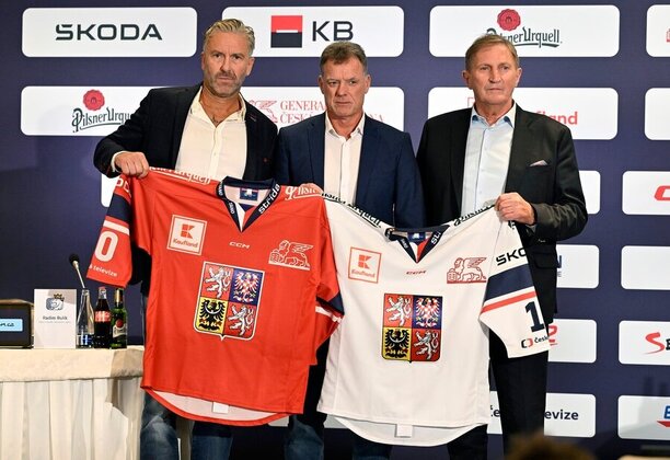 Petr Nedvěd, Radim Rulík a Alois Hadamczik představují nový dres české hokejové reprezentace, kterou sponzoruje Betano