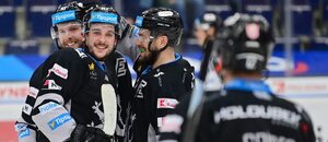 Hokejisté HC Energie Karlovy Vary oslavují vstřelený gól v Tipsport extralize ledního hokeje