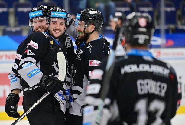 Hokejisté HC Energie Karlovy Vary oslavují vstřelený gól v Tipsport extralize ledního hokeje