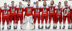 Česká ženská hokejová reprezentace po zisku bronzových medailí na MS v hokeji žen 2023, v roce 2025 turnaj proběhne v ČR Česká ženská hokejová reprezentace po zisku bronzových medailí na MS v hokeji žen 2023, v roce 2025 turnaj proběhne v ČR