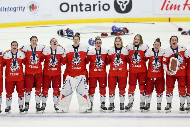 Česká ženská hokejová reprezentace po zisku bronzových medailí na MS v hokeji žen 2023, v roce 2025 turnaj proběhne v ČR