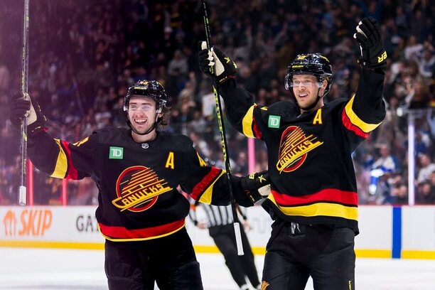 Obránce Quinn Hughes (vlevo) a útočník Elias Pettersson jsou našimi hvězdami týdne v NHL.