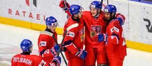 Hráči českého národního týmu U20 se radují po vstřelení gólu v zápase na přípravném Turnaji 5 zemí v Chomutově Hráči českého národního týmu U20 se radují po vstřelení gólu v zápase na přípravném Turnaji 5 zemí v Chomutově
