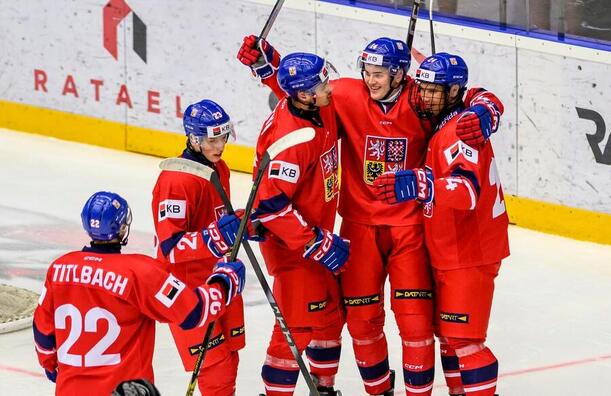 Hráči českého národního týmu U20 se radují po vstřelení gólu v zápase na přípravném Turnaji 5 zemí v Chomutově