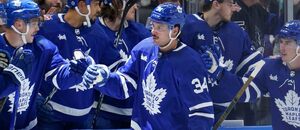 Hokejista Auston Matthews, jedna z největších hvězd NHL, slaví svůj gól v dresu Toronto Maple Leafs