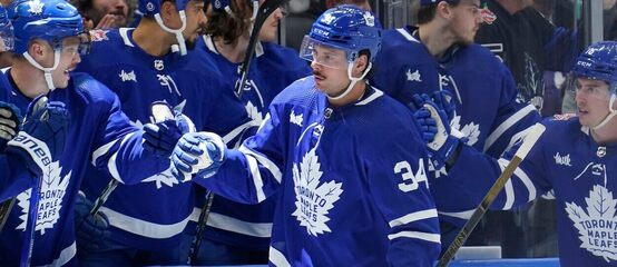 Hokejista Auston Matthews, jedna z největších hvězd NHL, slaví svůj gól v dresu Toronto Maple Leafs