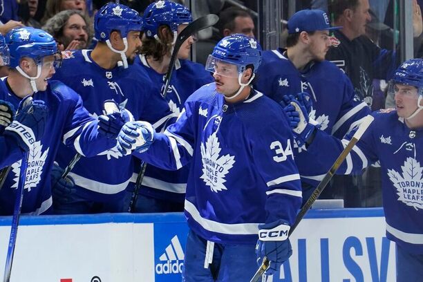 Hokejista Auston Matthews, jedna z největších hvězd NHL, slaví svůj gól v dresu Toronto Maple Leafs