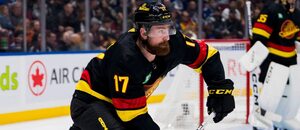Český obránce Filip Hronek v utkání NHL 2023-24 mezi Vancouver Canucks a Nashville Predators Český obránce Filip Hronek v utkání NHL 2023-24 mezi Vancouver Canucks a Nashville Predators