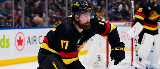 Český obránce Filip Hronek v utkání NHL 2023-24 mezi Vancouver Canucks a Nashville Predators