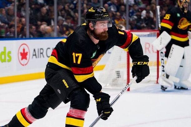 Český obránce Filip Hronek v utkání NHL 2023-24 mezi Vancouver Canucks a Nashville Predators