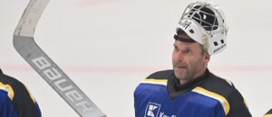 Brankář Petr Čech během pocty Petru Klímovi, exhibičního utkání hokejových legend v Litvínově v srpnu 2023 Brankář Petr Čech během pocty Petru Klímovi, exhibičního utkání hokejových legend v Litvínově v srpnu 2023