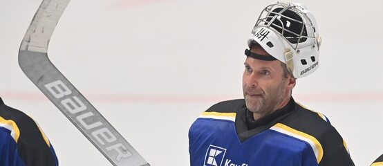 Brankář Petr Čech během pocty Petru Klímovi, exhibičního utkání hokejových legend v Litvínově v srpnu 2023 Brankář Petr Čech během pocty Petru Klímovi, exhibičního utkání hokejových legend v Litvínově v srpnu 2023
