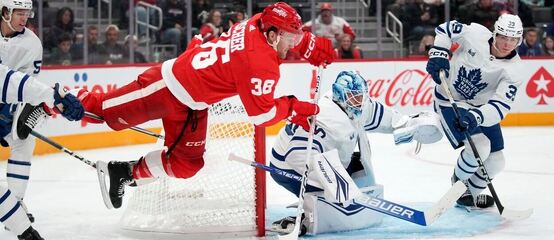 Souboj Toronto vs. Detroit by měl patřit k ozdobám NHL Global Series ve Švédsko. Sledujte ho spolu s dalšími 3 zápasy NHL na evropské půdě živě díky online livestreamům na TV Tipsport. Souboj Toronto vs. Detroit by měl patřit k ozdobám NHL Global Series ve Švédsko. Sledujte ho spolu s dalšími 3 zápasy NHL na evropské půdě živě díky online livestreamům na TV Tipsport.